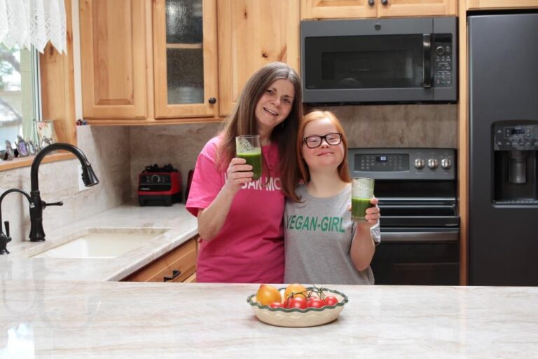 Daniela Clapp, the Vegan Mom, with her daugther Christina