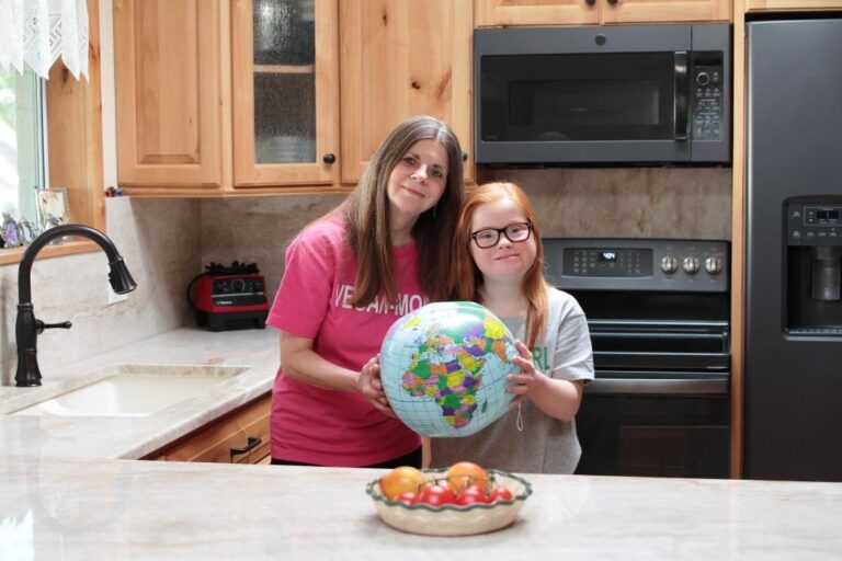Daniela Clapp, the Vegan Mom, with her daugther Christina